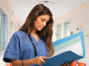 врач смотрит в папку