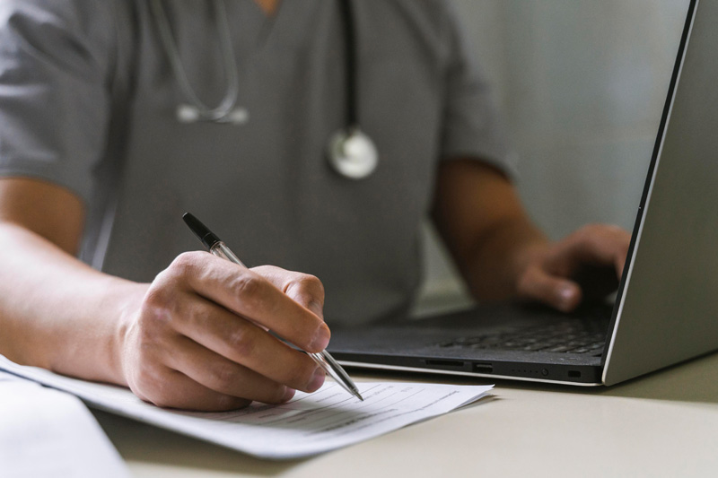 доктор пищет отчет о психиатрической экспертизе состояния аффекта 